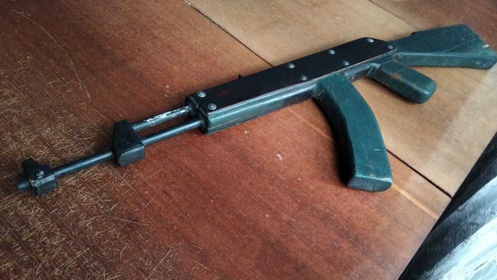 Игрушечный макет автомата Калашникова для школы. Железо-дерево.Сувенир