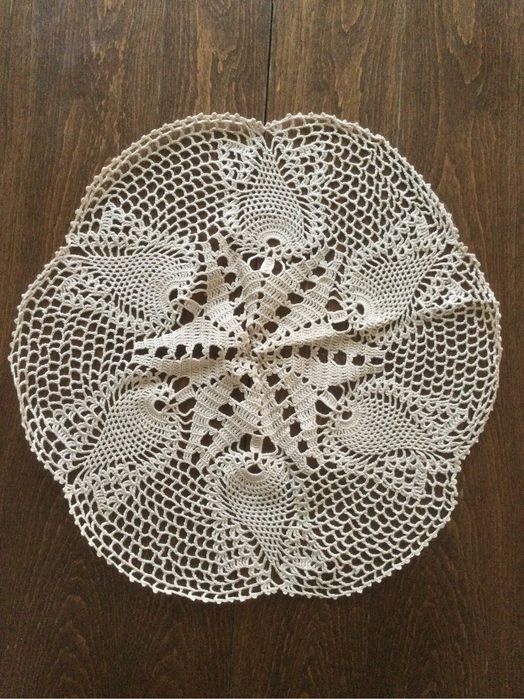 Покривка за маса плетена на една кука