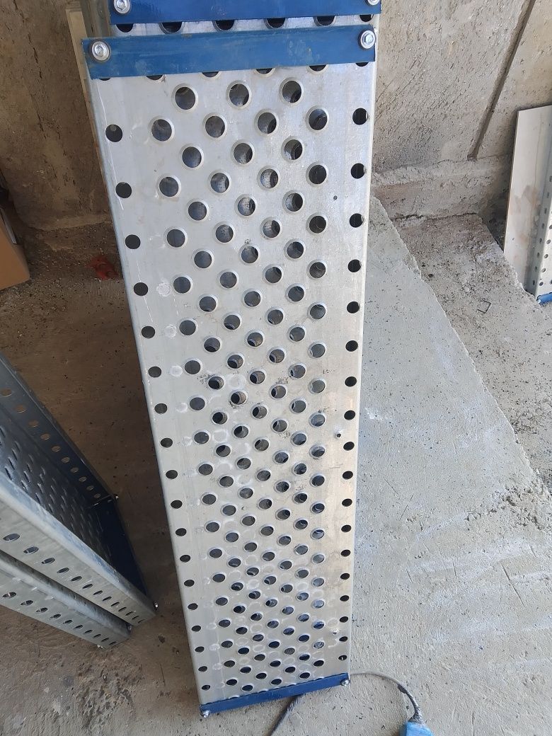 Vând trepte zincate metalice dacă va interesează sunaț la Nr de telefo