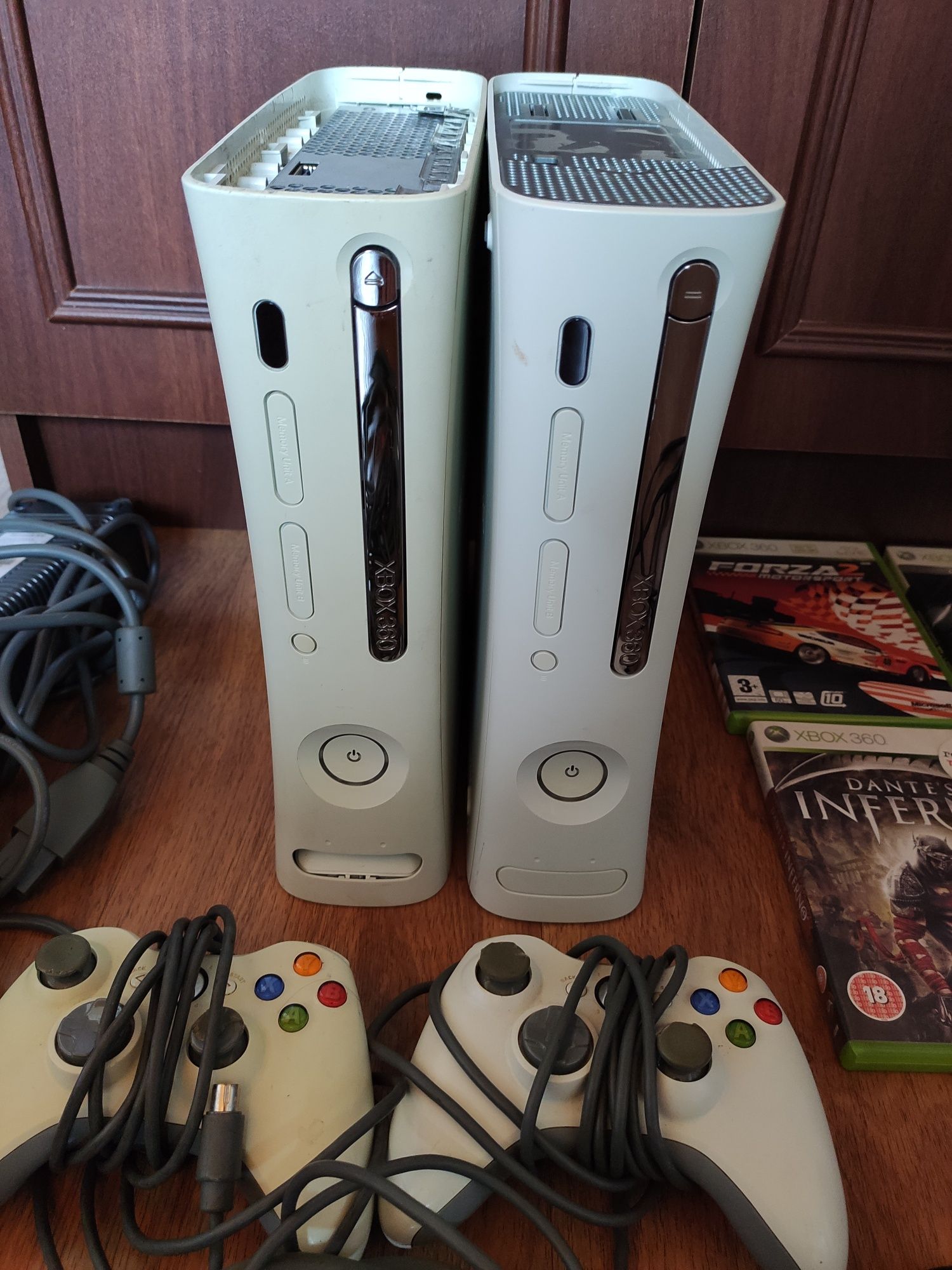 2 х Оригинални конзоли Xbox 360 със 4 игри и 2 джойстика + кабели