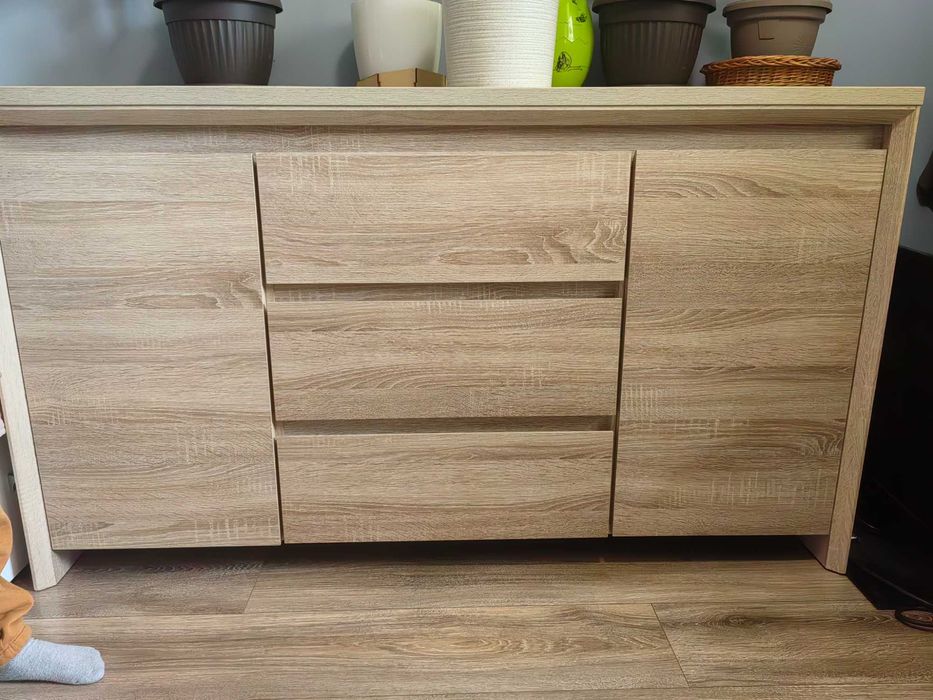 Голям дървен скрин