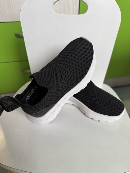 Пантофи и маратонки за момче размер 26