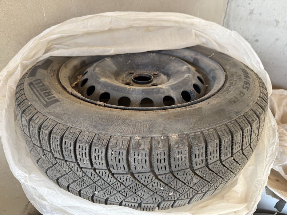 Автошина зимняя в отличном состояний, в комплекте 4 штуки, с железным