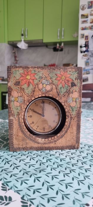 Стара дървена кутия за будилник