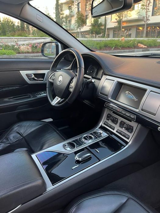 Jaguar XF 2.2 D trapa/ piele