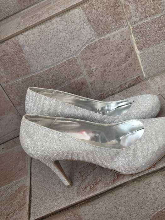 Булчинска Рокля с Воал и Обувки Към Нея