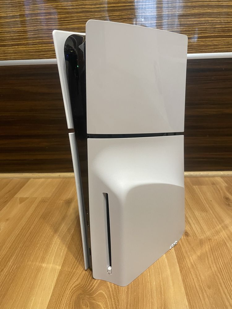 Перфектен Playstation 5 slim disc edition в гаранция