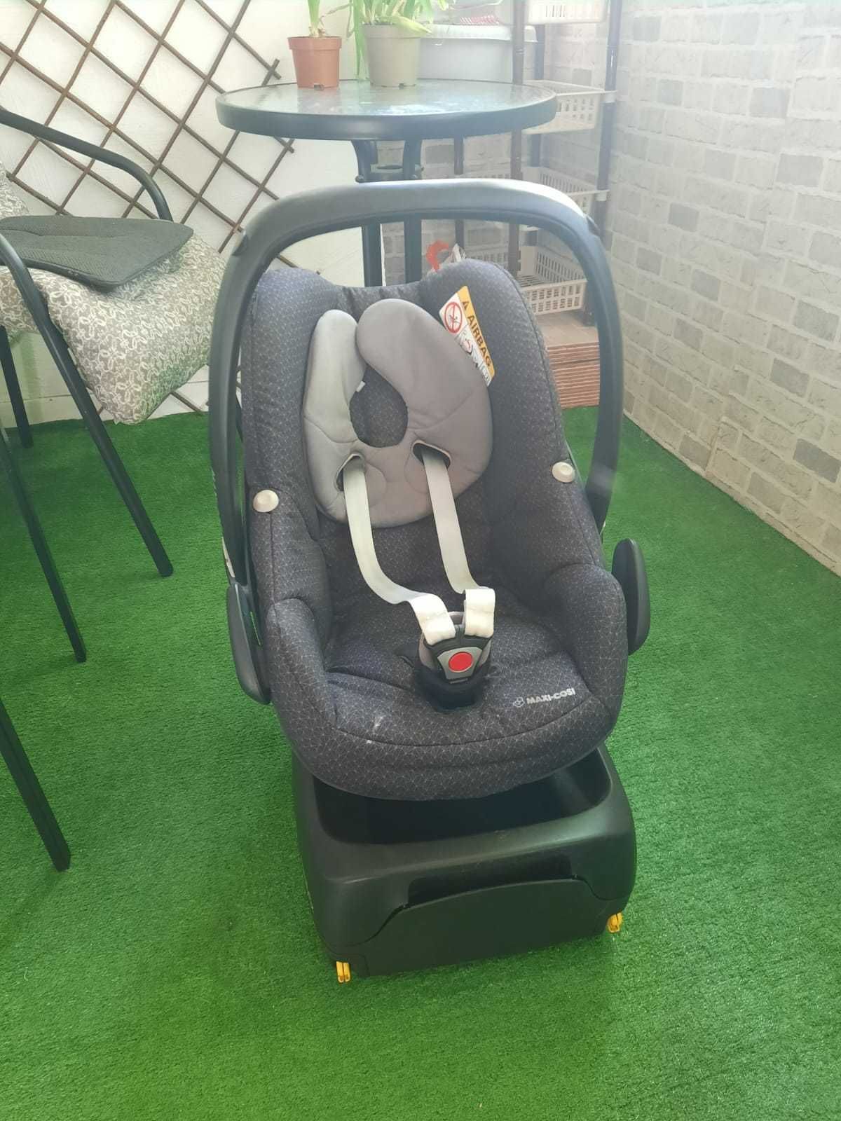 Scoica auto Maxi Cosi pebble + baza isofix