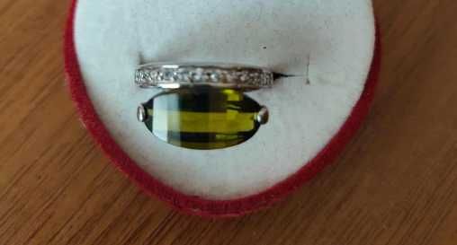 Сребърен пръстен  с голям зелен камък . Елегантен и изискан