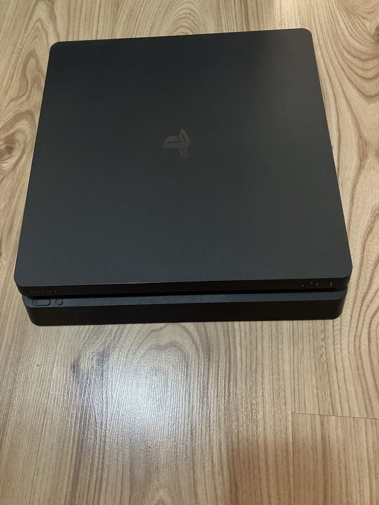 Playstation 4 slim с два джойстика и 4 игри