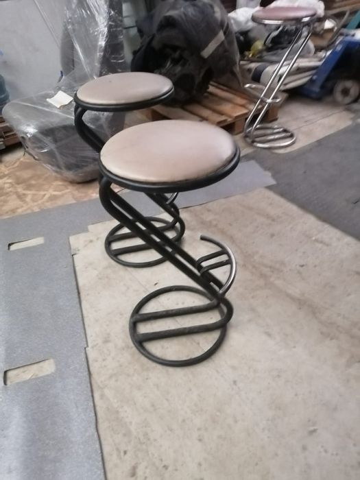 Барные стулья.