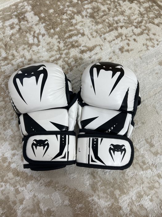 Перчатка.        .