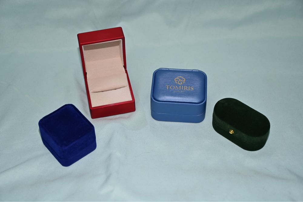 Комплект коробочек для колец, одна с подсветкой, все очень изящны