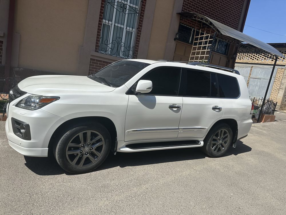 Lexus LX570 состояние идеальное