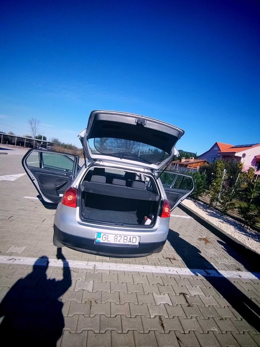 Vând golf 5 .1,4 benzina