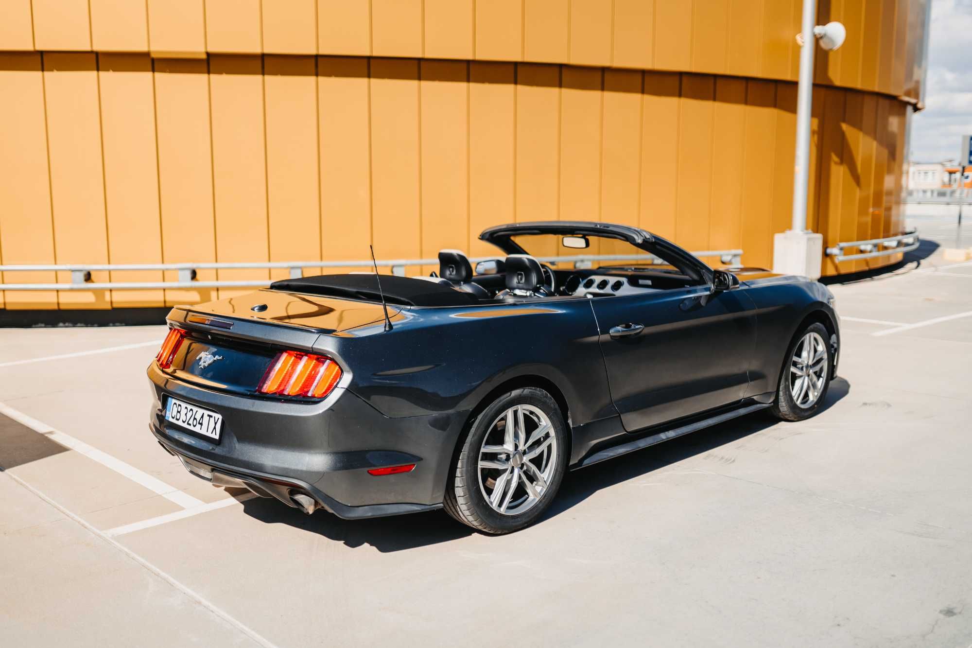 Кола под наем за абитурентски бал/събитие Ford Mustang Кабрио
