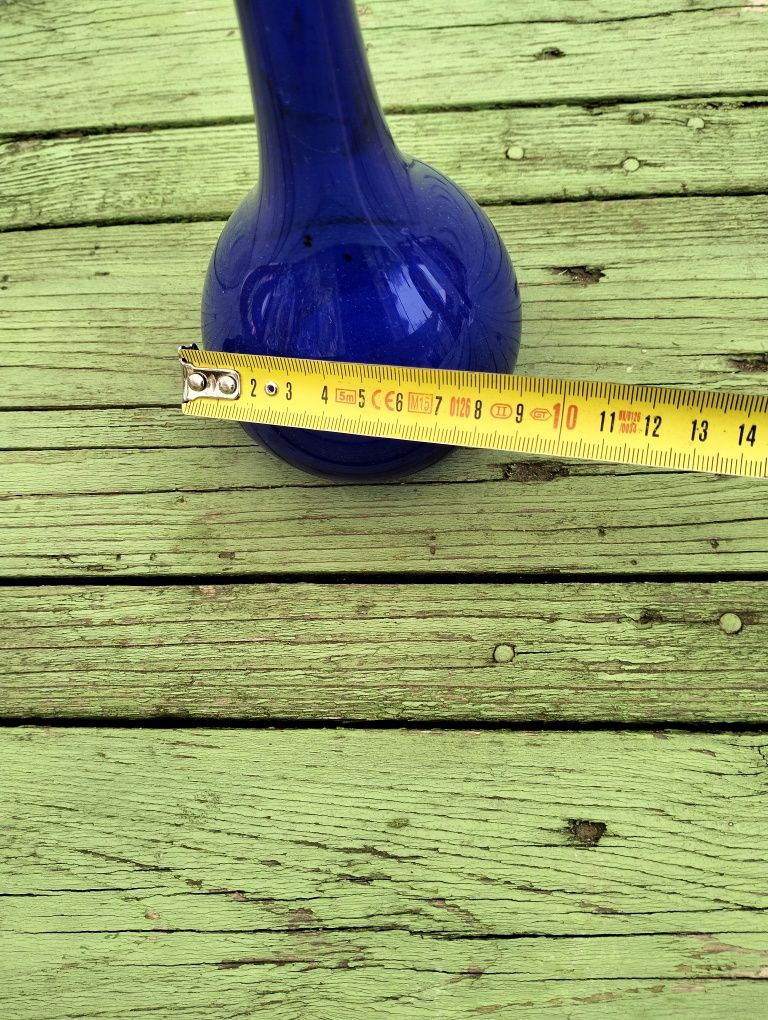 Висока ваза от синьо стъкло