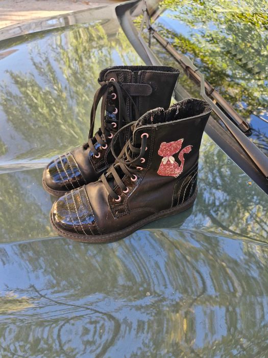 Vand ghete fetiță marimea 31 si marimea 33