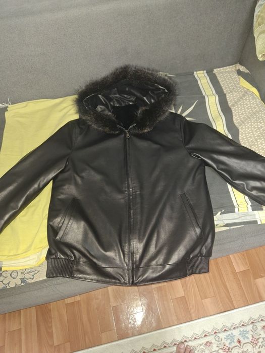 Продам кожаную куртку 50 размера новая, зимния,капюшон енот .120000