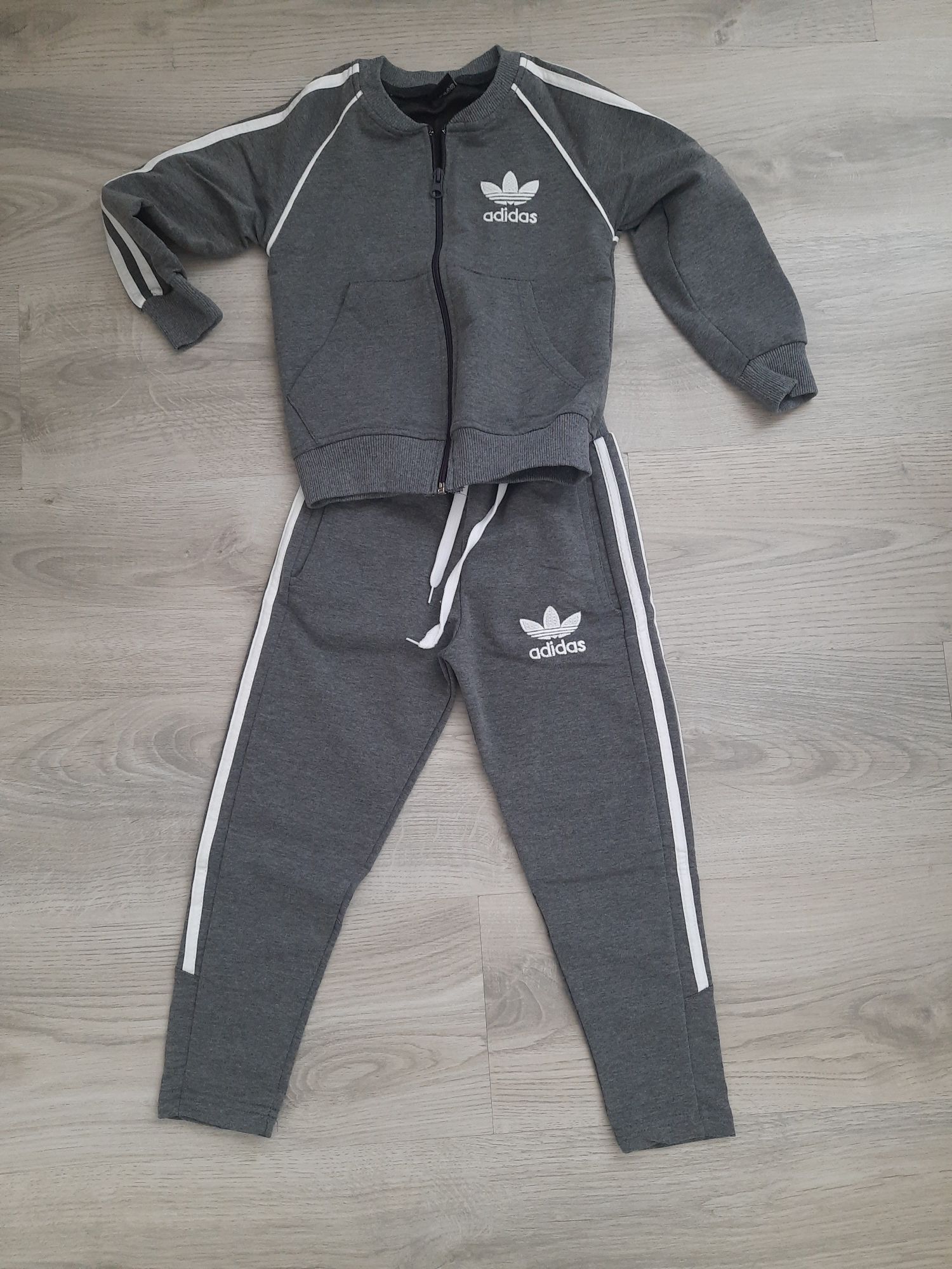 Trening Adidas marimea 4-5 ani