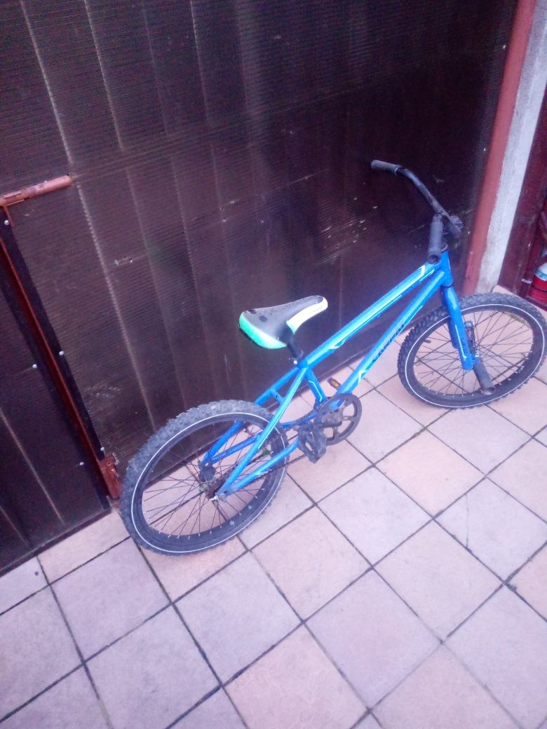 Vând bicicleta BMX