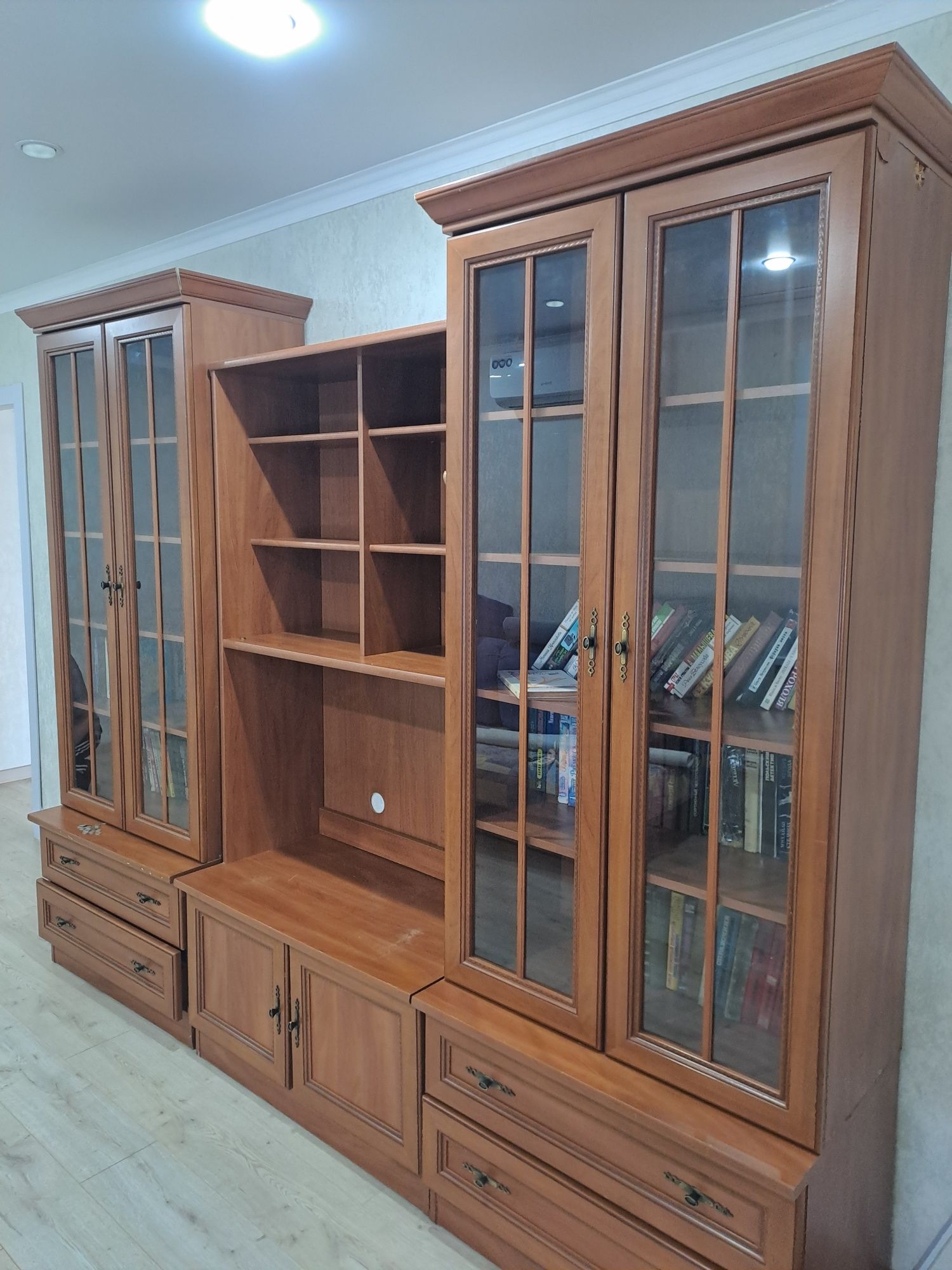Продам стенку 3 секционную