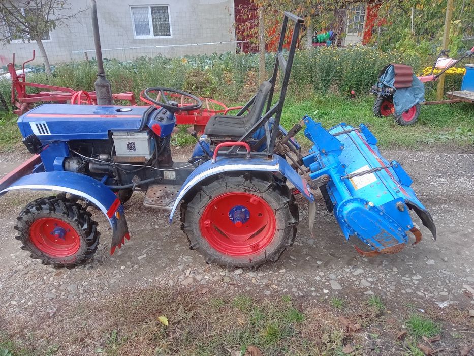 Vând tractor Iseki cu plug ,freza și cositoare