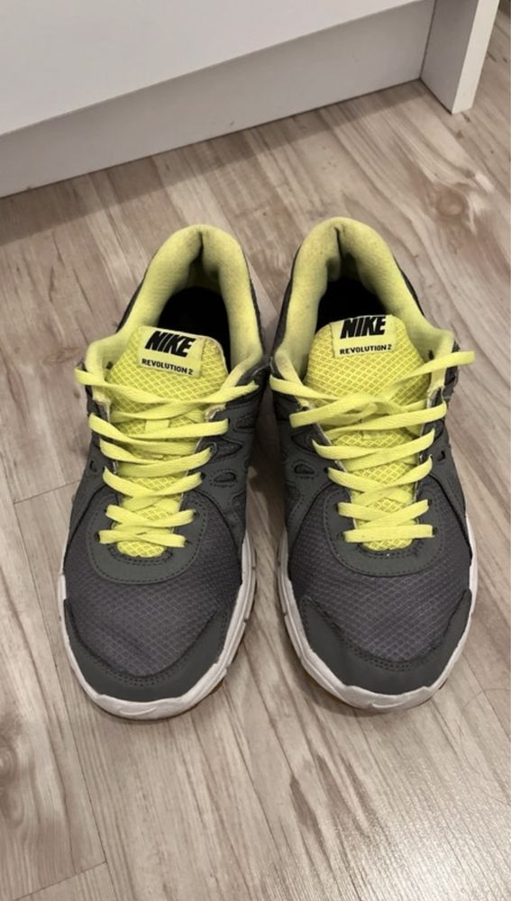 Adidasi Nike alergare, 38