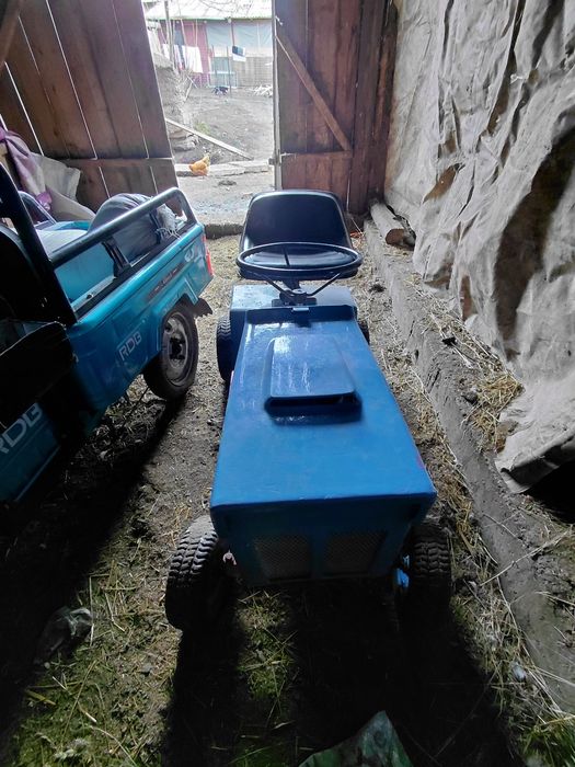 Vând tractoras gazon pornește doara ca trebuie reglat