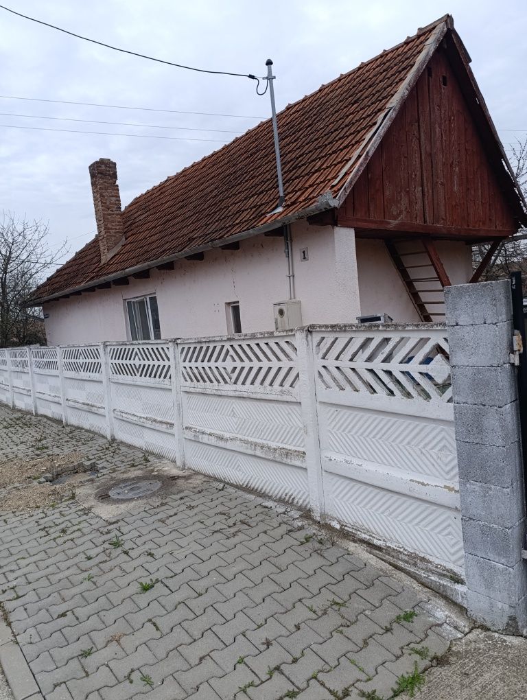 Casă de vânzare!