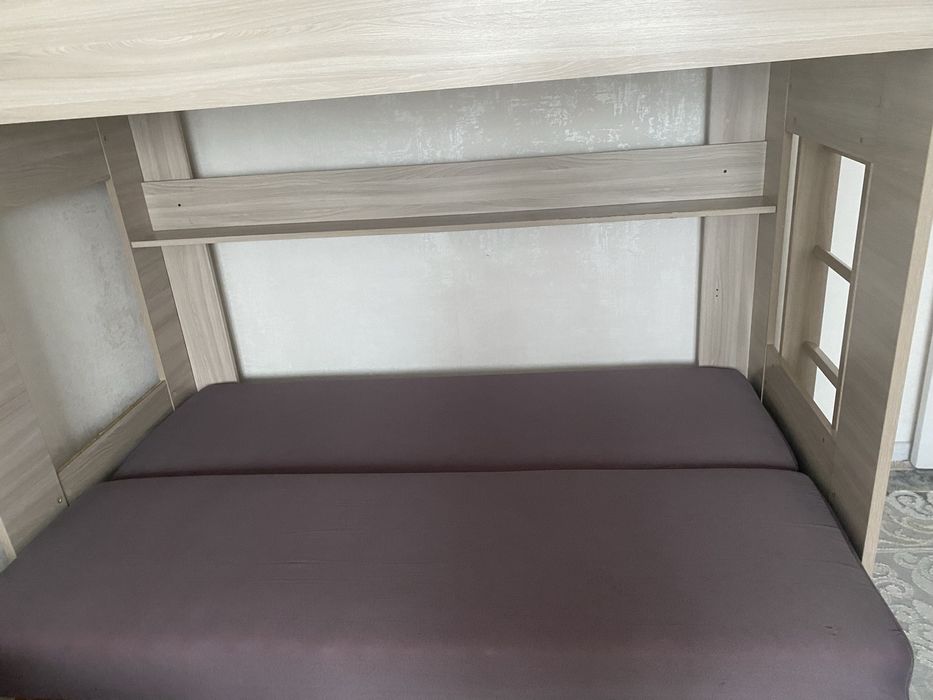 Двухярусный кровать с диваном