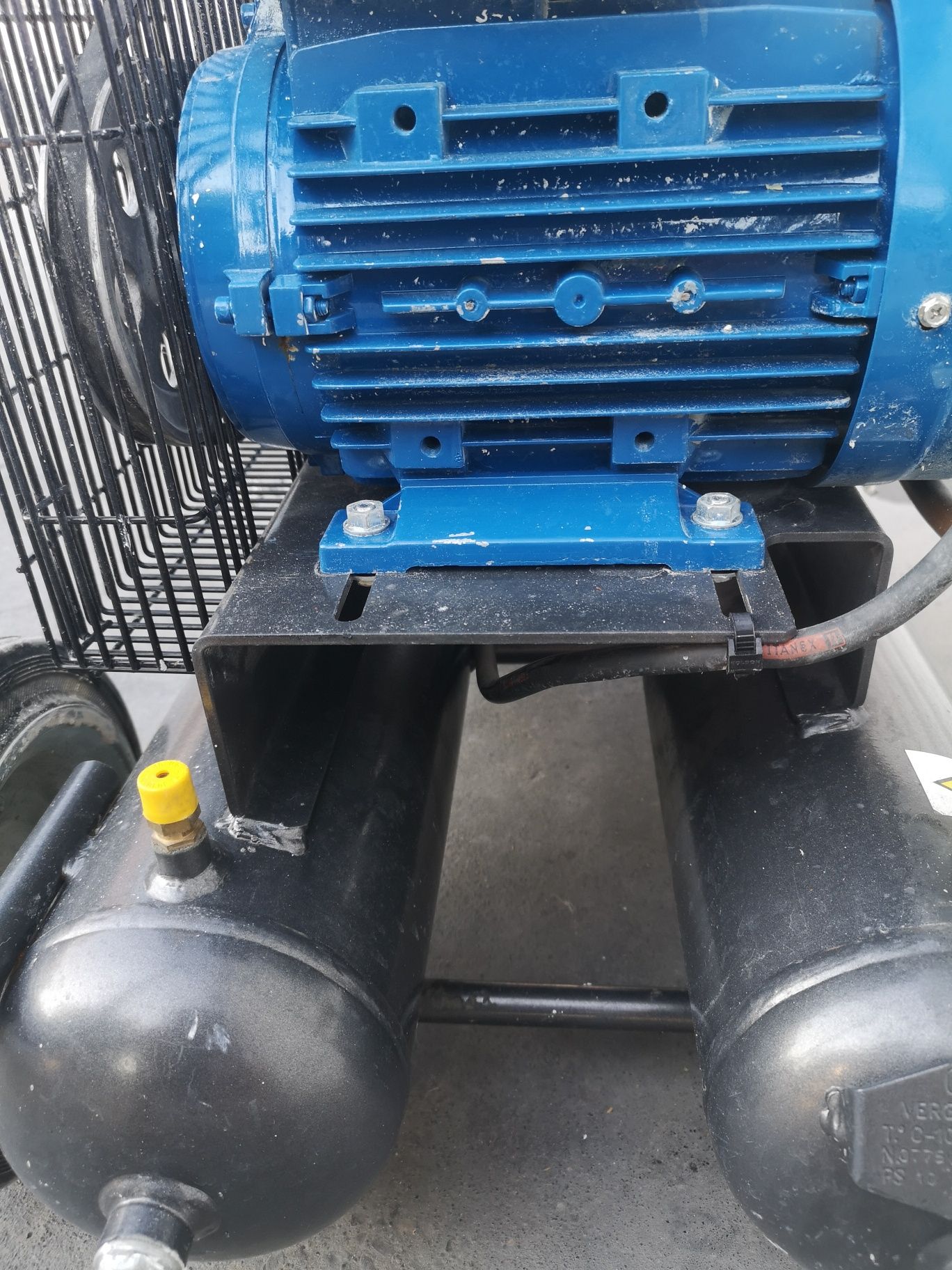 Компресор 500l/min 220V 3.4kw две Бутала Голям дебит