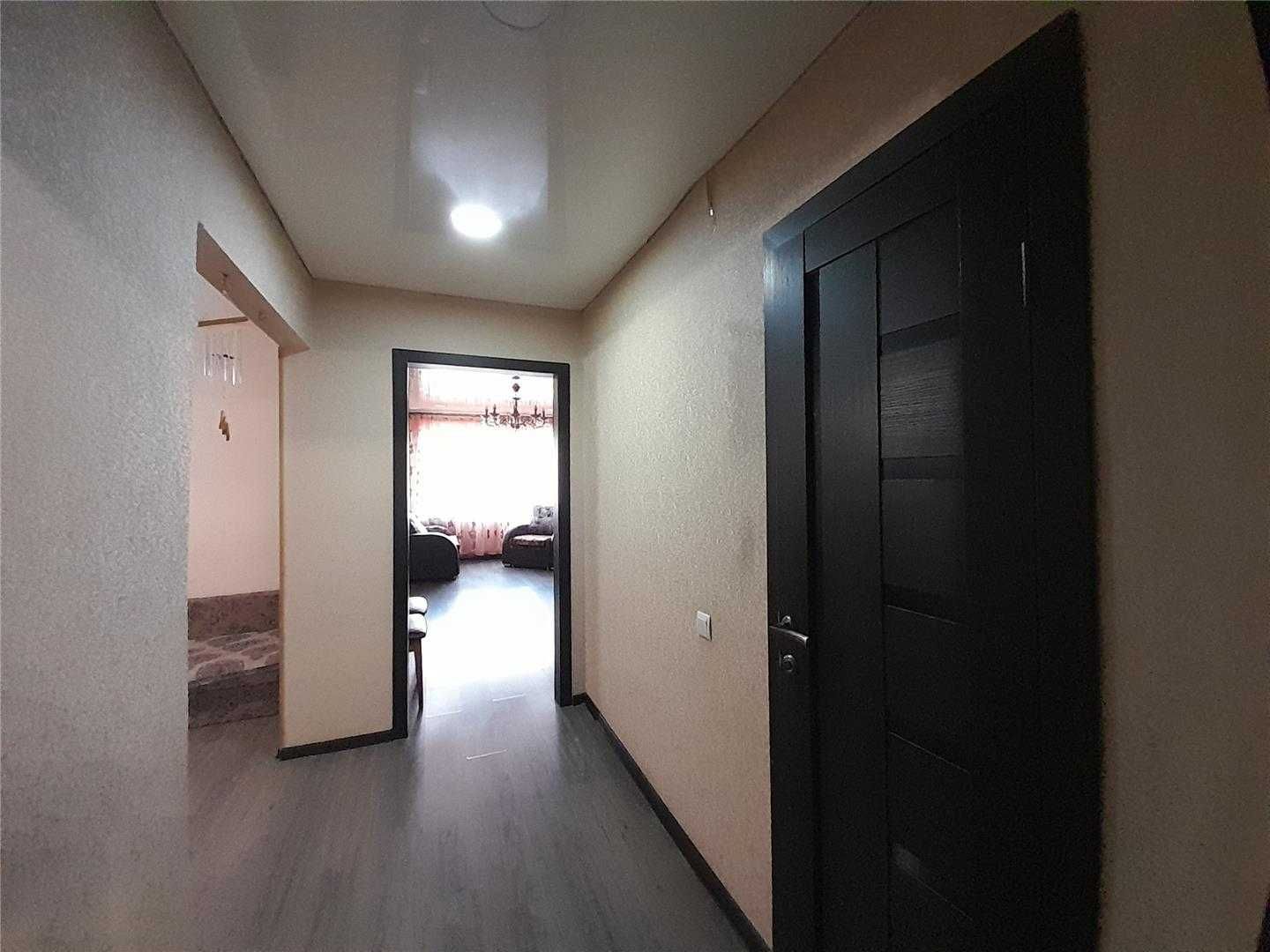 Продам 3комн квартиру студию , на 8 мкр. 1 кольцо.  2/5эт.
