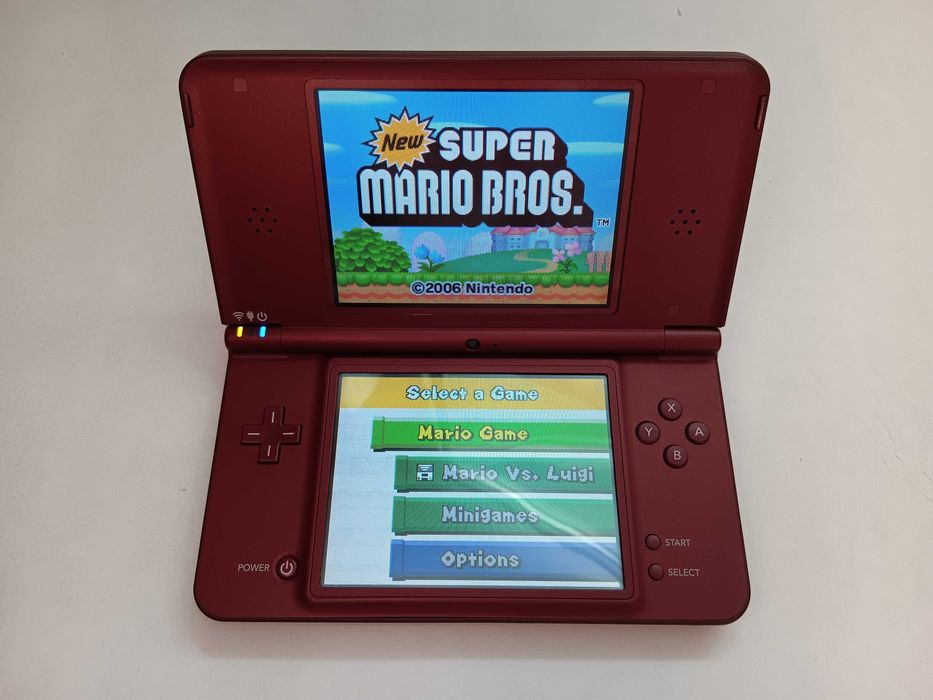 Nintendo DSi XL, Joc portabil de colectie plus joc Super Mario Bros