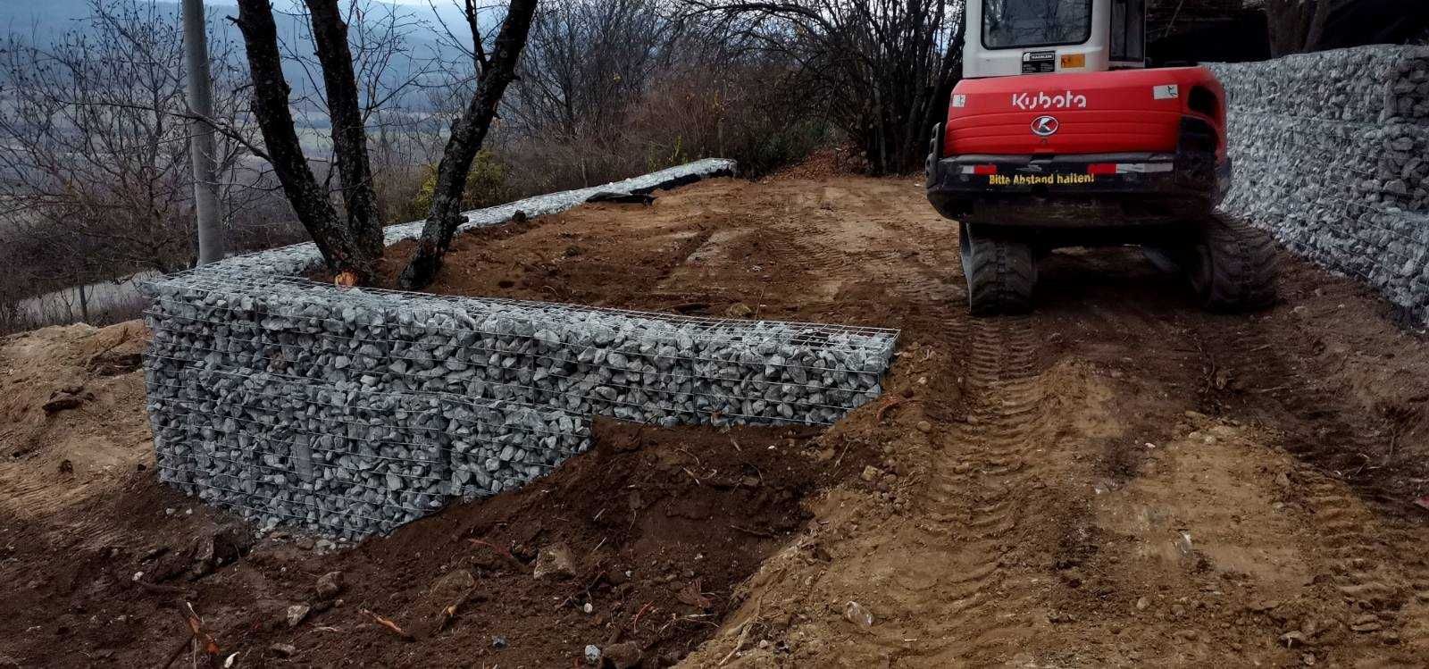 Услуги с комбиниран багер-товарач или мини верижен багер и самосвали