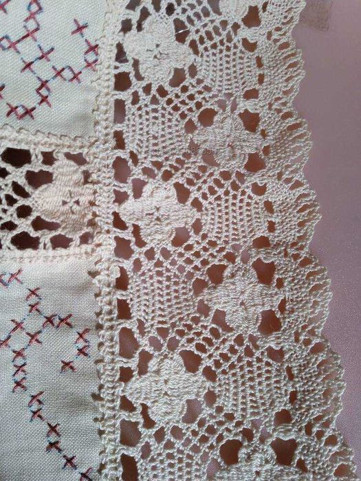 Старинна ръчно изработена покривка за маса с размери 164*125 см.