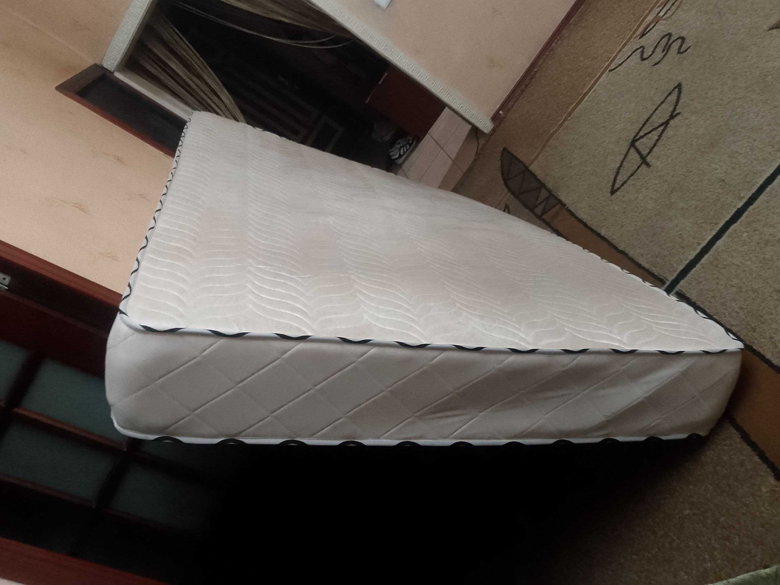 Продам Кровать,  БУ матрас  и  Тумбочки прикроватные 2 шт