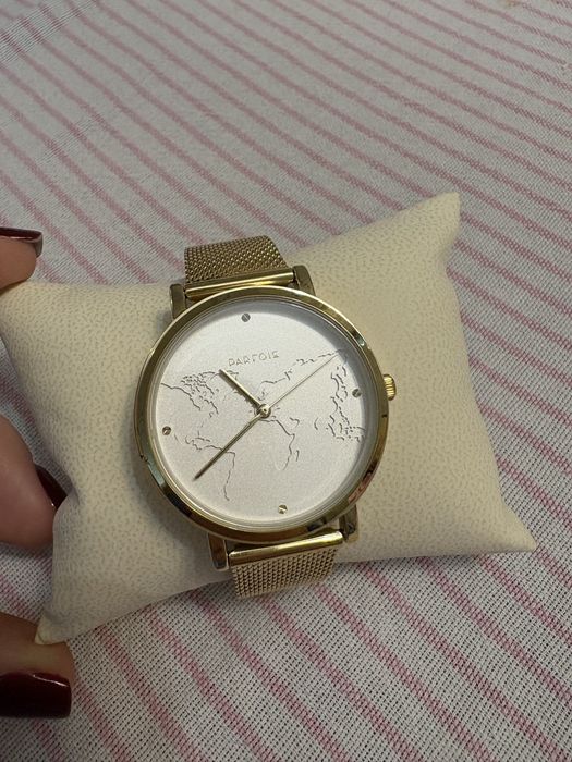 Часовник НОВ,позлатен нераждаема стомана,елегантна плетка