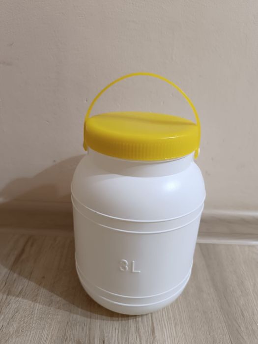 Пластиковый бидон с крышкой