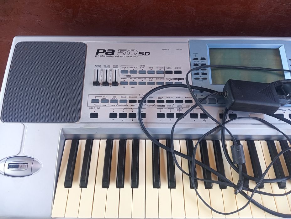Korg pa 50 sd cu stativ