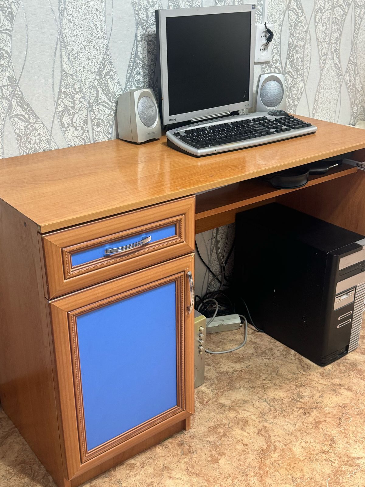 Шкаф для одежды, стол