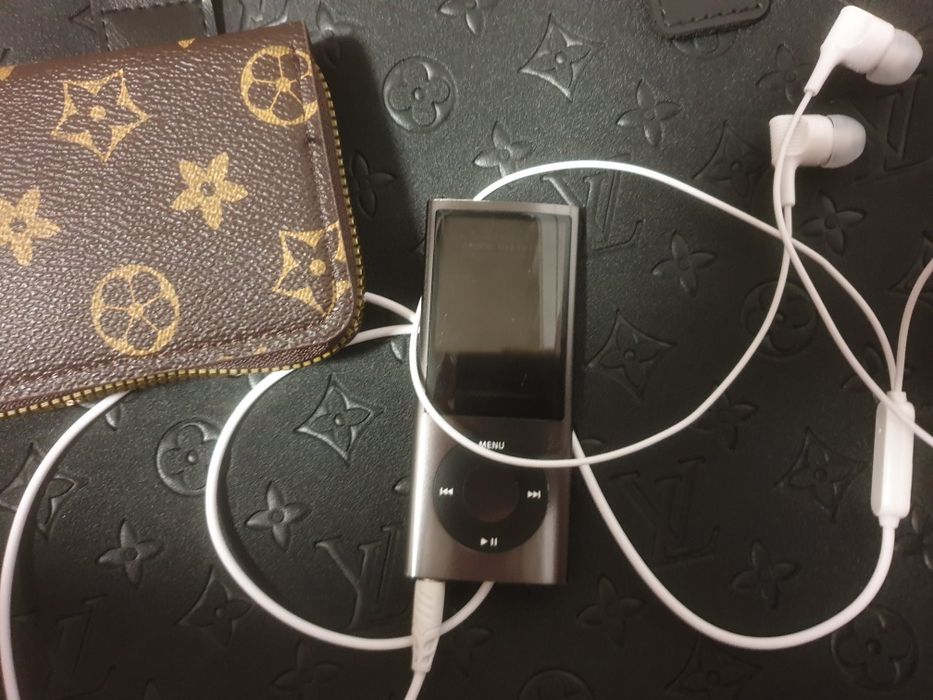 Assalom alekum Ipod Sotiladi holati yangidek tinniq ishlab turdibdi