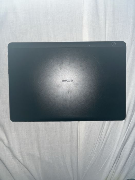 Продавам таблет на марката HUAWEI