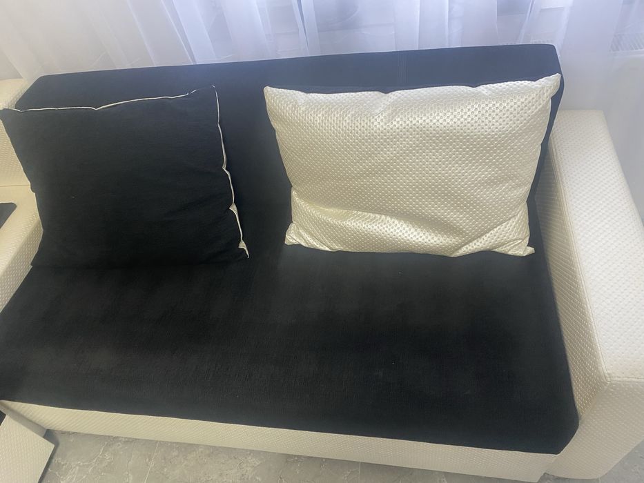 Canapea pe colț, Alb-Negru