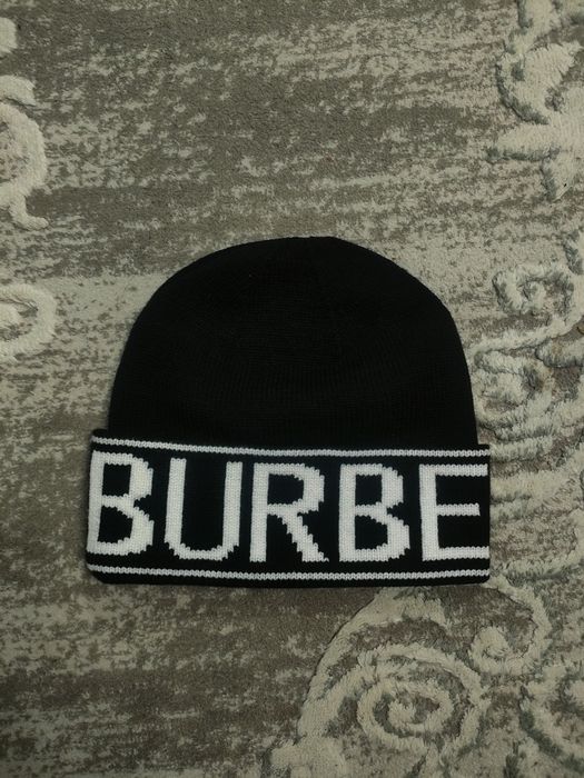 Шапка Burberry — 4890 ₸