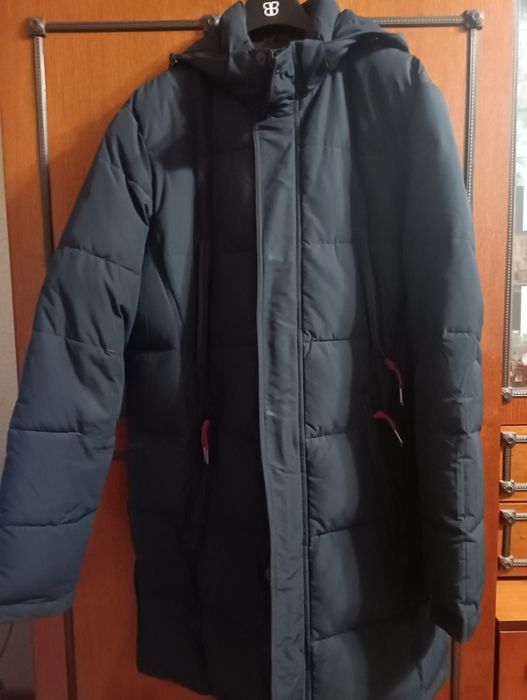 Мужской пуховик с капюшоном.