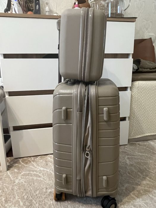 Чемодан полипропиленовый