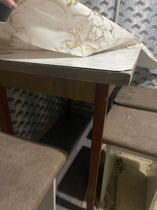 Продам кухонные шкафы со столом и табуретками