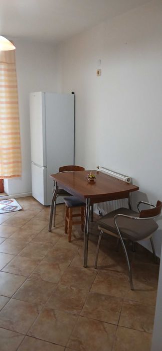 Apartament cu doua camere de inchiriat.