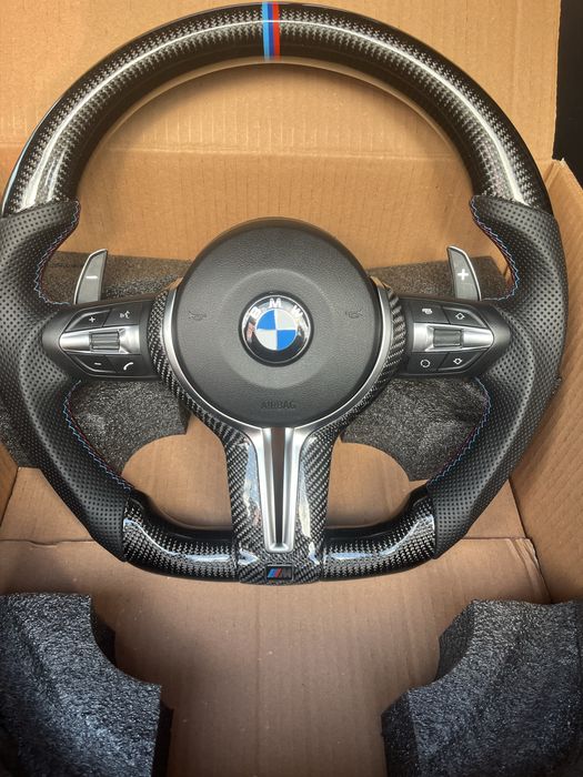 Volan BMW carbon cu piele perforata